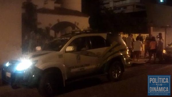 A Polícia Militar tentou retirar os manifestantes ontem da casa, mas não teve sucesso. 