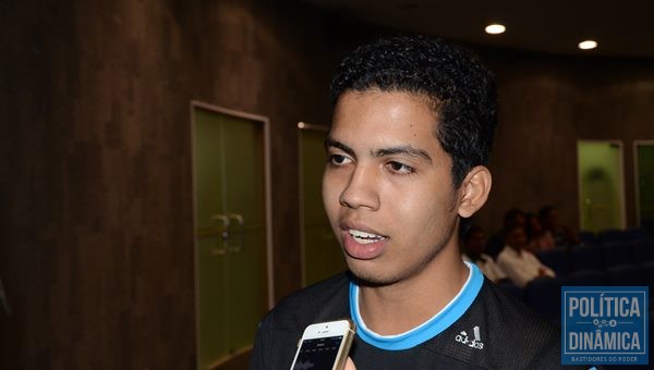 O estudante Moises da Costa, defende a diminuição do valor cobrado para emissão de carteiras/ Foto: Jaílson Soares/ Politica Dinâmica  