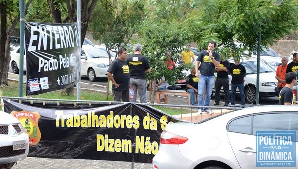 Representantes dos policiais civis  Estado de Pernambuco e do Piauí se manifestaram em frente local que acontece o evento contra o Pacto Pela Vida / Foto: Jaílson Soares/Politica Dinâmica  