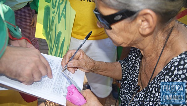 Iracema assina documento dando apoio à orgãos de fiscalização do Governo Federal. (Fotos: Francicleiton Cardoso / Política Dinâmica)