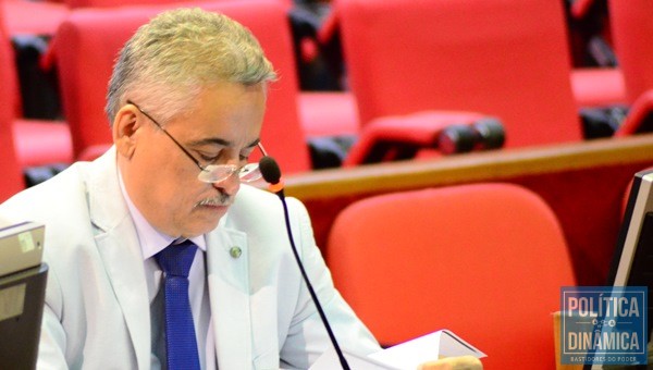 Deputado Robert leu o relatório e fez críticas também na tribuna. (Fotos: Jailson Soares / Política Dinâmica)