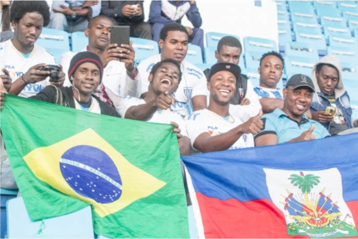 Haitianos no estádio da Ressacada (SC)