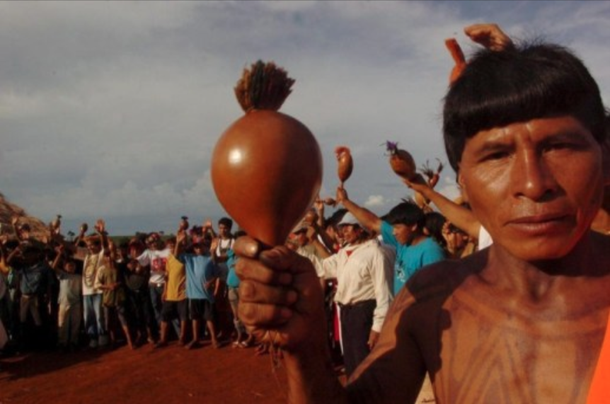 Povo Guarani Kaiowá em manifesto contra a grilagem de terras 