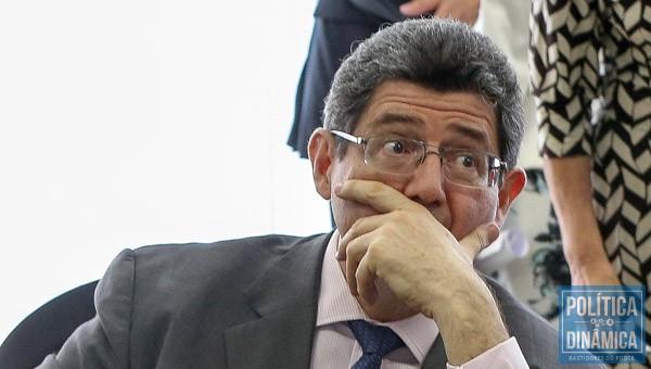 O ministro Joaquim Levy tem se desdobrado como pode para adequar o ajuste das contas do governo às necessidades políticas do Planalto (foto: fotospublicas.com)