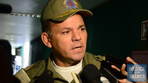 Comandande da PM-PI, o coronel Carlos Augusto não esconde que o efetivo de policiais militares anda longe do mínimo necessário para garantir a segurança dos piauienses (foto: jailson Soares / PoliticaDinamica.com)