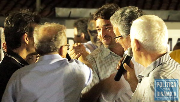 O PSDB também parece reunificado depois de disputas internas. Firmino e Marden Meneses dando as mãos e sorrindo são um exemplo disso (foto: Marcos Melo / PoliticaDinamica.com)