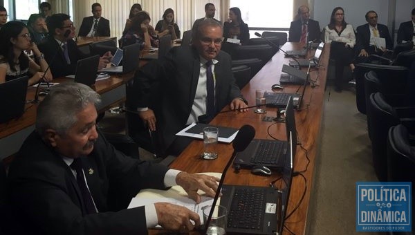 Firmino e Elmano na Comissão de Assuntos Econômicos do Senado. (Foto: Ronney Lustosa / Twitter)