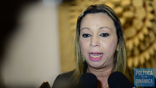 Delegada Andrea defende que haja isonomia no tratamento entre PMs e Policiais Civis. 