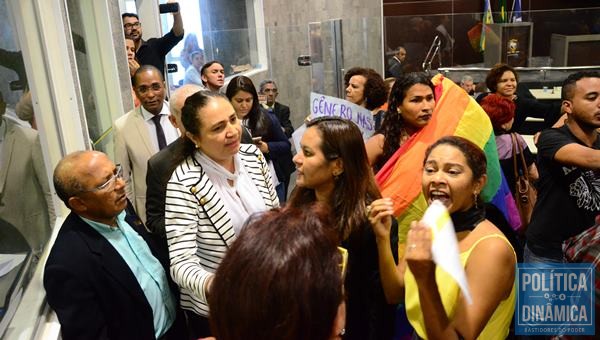 Manifestantes contrários ao projeto discutem com a vereadora Cida Santiago (Foto: Jailson Soares/PoliticaDinamica.com)