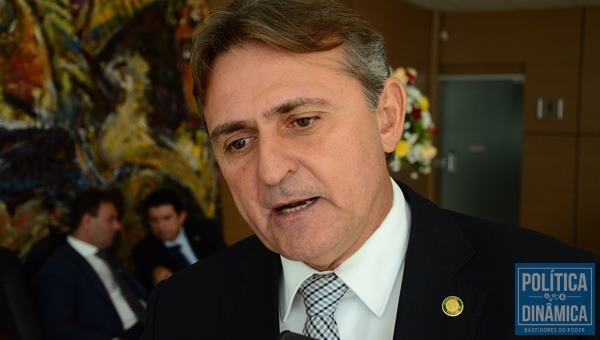 Presidente Luiz Lobão vem sendo pressionado dos dois lados (Foto: Jailson Soares/PoliticaDinamica.com)
