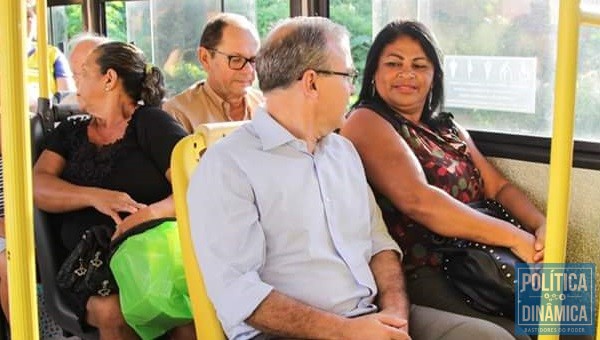 Prefeito acompanhou os passageiros no início desta manhã de domingo (24). (Foto: Divulgação / Facebook)