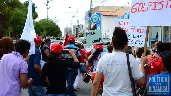 Manifestantes cercaram o carro do G1 Piauí e alguns saem correndo atrás do veículo (Foto: Jailson Soares/PoliticaDinamica.com)