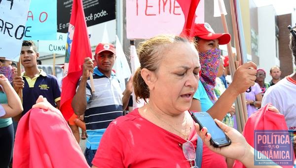 Manifestante Josefa Francisca exige que Elmano mude o voto (Foto: Jailson Soares/PoliticaDinamica.com)