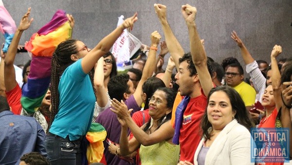 Manifestantes contra o projeto, comemoraram o arquivamento. (Foto: Jailson Soares / PolíticaDinâmica.com)