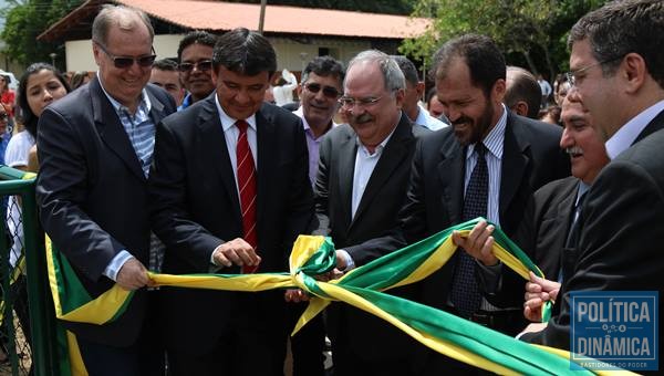 Governador e o ministro durante a inauguração da quadra de atletismo (Foto: Jailson Soares/PoliticaDinamica.com)