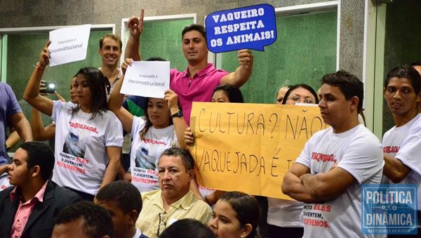 Manifestantes contra e a favor da vereadora acompanham a sessão (Foto: Jailson Soares/PoliticaDinamica.com)