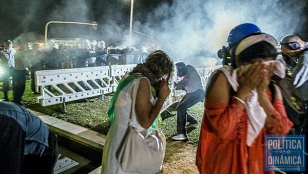 Manifestantes em defesa de Dilma se enfrentam com a polícia (Foto: Marlene Bergano/Folhapress)