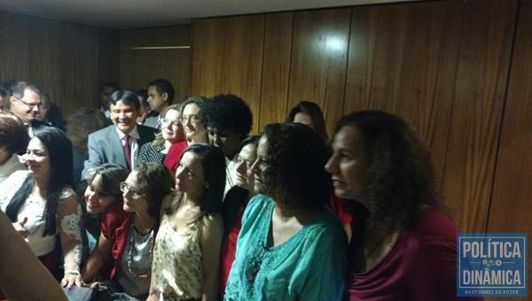 Wellington com grupo de senadoras e deputadas contrárias ao impeachment (Foto:Jailson Soares/PoliticaDinamica.com)