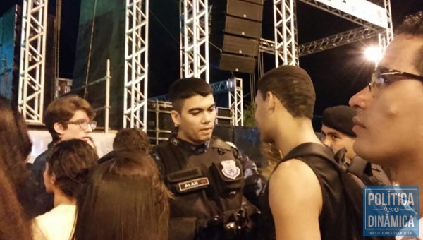 Policia foi até o local onde protestavam os alunos para que parassem o protesto. (Foto: Divulgação)