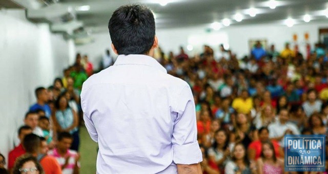 Contato com a juventude e com o povo em geral são chaves de campanha do pré-candidato. (Foto: Divulgação / Facebook)