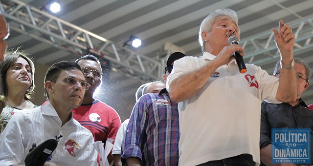 Ex-prefeito de Teresina, o senador Elmano Ferrer fez discurso confuso, mas prometeu estar ao lado de Amadeu de agora em diante (foto: Marcos Melo | PoliticaDinamica.com)