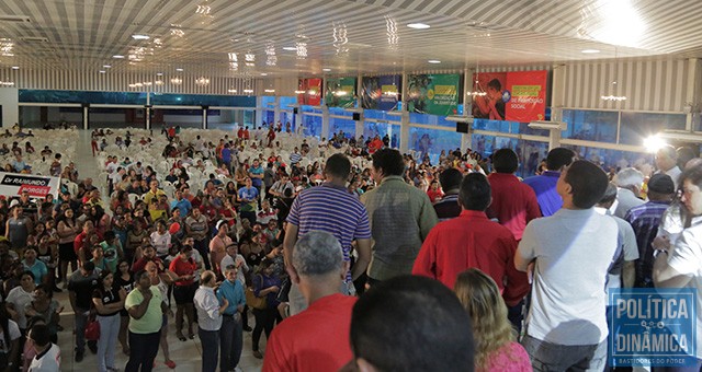 O público que chegou mais cedo à convenção começou a ir em bora ao anoitecer (foto: Marcos Melo | PoliticaDinamica.com)