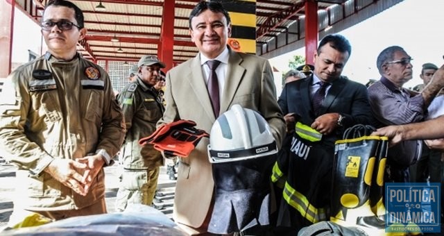 Governador entregou R$ 252 mil em equipamentos só para bombeiros de Parnaíba. Teresina, Picos e Floriano também receberam material. (Foto: Divulgação)