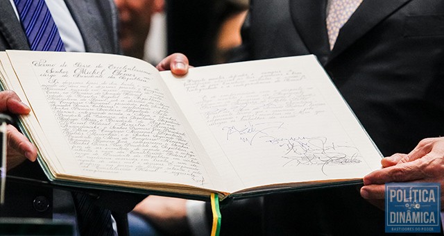 Foto do Termo de Posse assinado por Michel Temer no Senado (foto: Palácio do Planalto)
