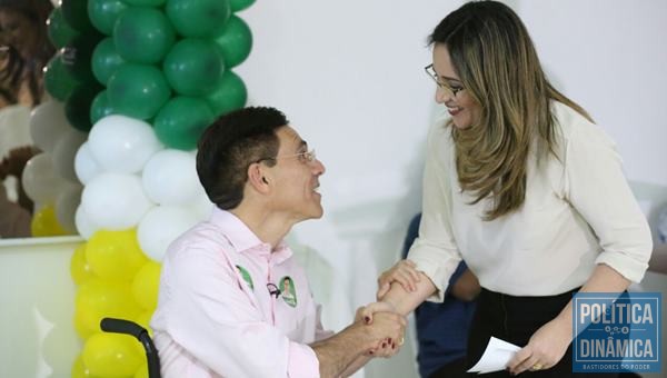 Amadeu Campos com Rejane Dias durante culto (Foto: Ascom)