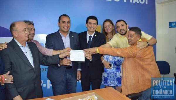 Caio Bucar recebe o apoio de Júlio César e Georgiano Neto (Foto: Jailson Soares / PoliticaDinamica.com)