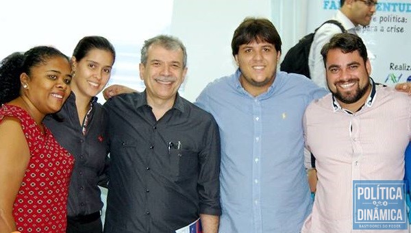 Júnior Macedo (de blusa azul ao lado de JVC) tem recebido o apoio do ex-senador que irá se filiar ao PMDB (Foto:ArquivoPessoal)