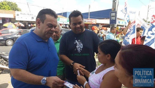 Silas acompanha o filho durante caminhadas pelas ruas de Teresina em busca de votos (Foto: Arquivo Pessoal)