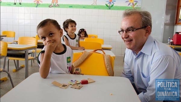 Na área da educação, Firmino quer manter as metas que o levaram a ganhar o prêmio de prefeito "Amigo da Criança" Foto: Ascom)