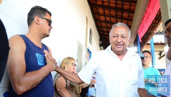 Durante a votação, o candidato do PSD aproveitou para cumprimentar os eleitores nas filas (Foto:Jailson Soares/PoliticaDinamica.com)