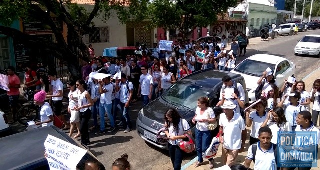 Manifestação nas ruas de São Raimundo (Foto: Rômulo Timóteo/Movimento Estudantil)