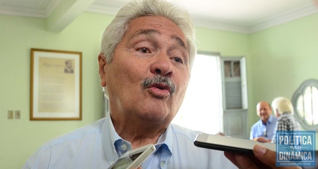 Permanência de Elmano no PTB é incerta, pois outros partidos têm abordado o senador (Foto: Jailson Soares/PoliticaDinamica.com