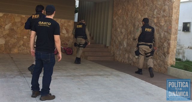 Agentes durante a prisão do ex-procurador-geral na segunda-feira (Foto: Divulgação/PRF)