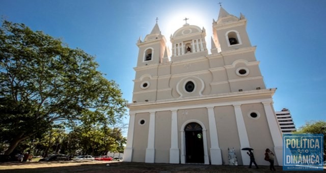 Eleitor colocará oferta na Igreja de São Benedito (Foto: Régis Falcão)