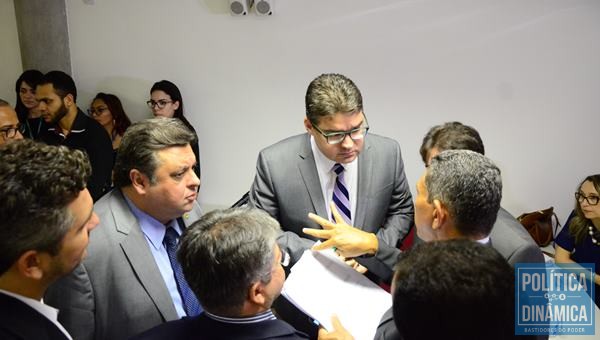 Durante a votação, deputados conversavam e tentavam articular a retirada da PEC (Foto:Jailson Soares/PoliticaDinamica.com)