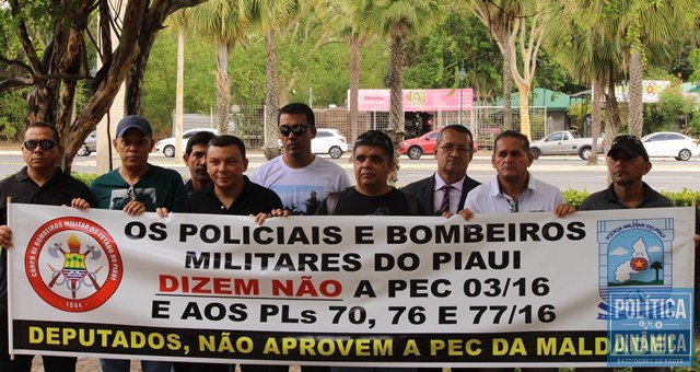 Policiais também manifestaram-se contra a proposta que eles chamam de "PEC da maldade" (Foto: Ananda Oliveira | PoliticaDinamica.com)