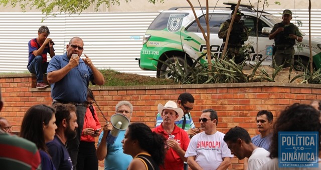 Manifestantes reúnem-se em protesto contra a PEC 03, que limita os gastos públicos do estado (Foto: Ananda Oliveira | PoliticaDinamica.com)