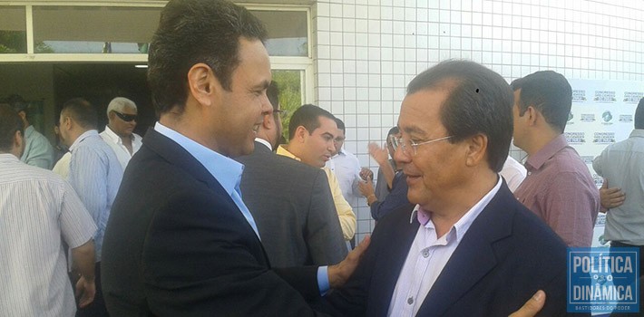 Gil Carlos é recepcionado pelo seu vice, Jonas Moura, na chegada à APPM. Foto: Política Dinâmica