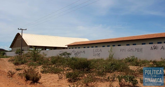 Sem funcionamento, escola foi pichada (Foto: Gustavo Almeida/PoliticaDinamica.com)