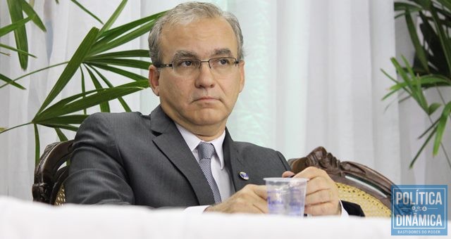 Firmino explica que os cortes de gastos giram em torno de 20% dos cargos comissionados (Foto: Jailson Soares | PoliticaDinamica.com)