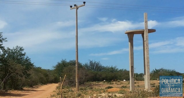 Caixas d'água da adutora nunca foram instaladas (Foto: Maria Amélia Almeida)