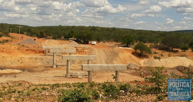 Ponte inacabada sobre o riacho Fazenda do Meio (Foto: Maria Amélia Almeida)