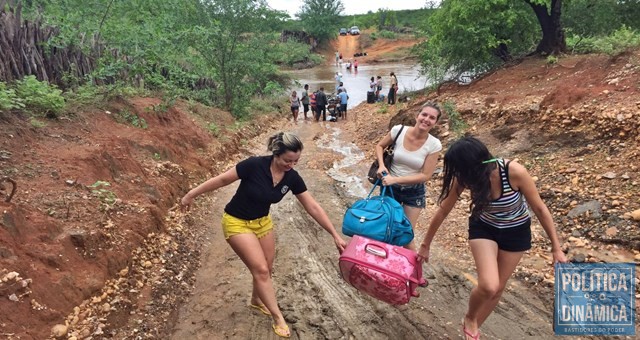 Riachos impediram tráfego em 2016 (Foto: Divulgação/Prefeitura de Dom Inocêncio)