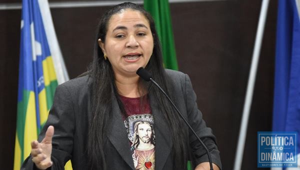 Cida criticou os vereadores que retiram o nome do projeto (Foto:Jailson Soares/PoliticaDinamica.com)