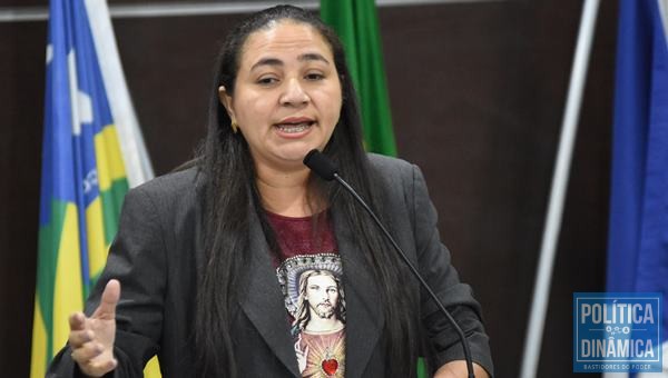 Cida criticou os vereadores que retiram o nome do projeto (Foto:Jailson Soares/PoliticaDinamica.com)