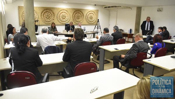 Discussão na CCJ sobre projeto que cria cargos (Foto:Jailson Soares/PoliticaDinamica.com)